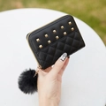 Petit portefeuille noir matelassé avec rivets dorés et pompon en fausse fourrure noire - Noir