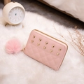 Petit portefeuille matelassé rose pour femme avec rivets dorés et pompon en peluche - Rose