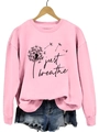 Détail du sweat rose avec imprimé pissenlit et texte just breathe sur cintre en bois - S / Imprimé pissenlit / Rose