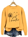 Détail de l'imprimé Just Breathe et du motif pissenlit sur le sweat jaune - S / Imprimé pissenlit / Jaune