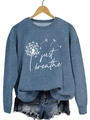 Détail du sweat bleu avec imprimé pissenlit Just Breathe présenté sur un cintre en bois - S / Imprimé pissenlit / Bleu