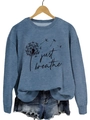 Détail de l'imprimé pissenlit Just Breathe sur le tissu du sweat à col rond gris-bleu - S / Imprimé pissenlit / Bleu