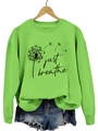 Détail du sweat vert Just Breathe avec imprimé pissenlit sur un cintre en bois - S / Imprimé pissenlit / Vert Fluorescent
