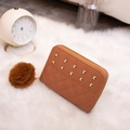 Portefeuille marron en cuir PU matelassé avec clous dorés et porte-clés pompon décoratif - Marron