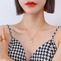 Conjunto elegante de collar con colgante de estrella y anillos de corazón en oro 18k - Dorado