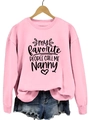 Détail de l'imprimé 'My Favorite People Call Me Nanny' sur un sweat-shirt rose - Sweat-shirt Rose (Police Noire)