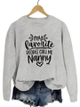 Détail du sweat gris avec impression texte My Favorite People Call Me Nanny et coeur - Sweat-shirt Gris (Police Noire)