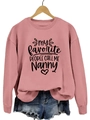Détail d'un sweat à col rond mauve avec l'imprimé My Favorite People Call Me Nanny - Sweat-shirt Or Rose (Police Noire)