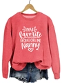 Détail d'un sweat à col rond rouge avec inscription my favorite people call me nanny - Sweat-shirt Rouge (Police Blanche)