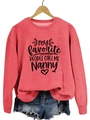 Détail du sweat corail à col rond avec slogan Nanny et motif de cœur noir imprimé - Sweat-shirt Rouge (Police Noire)