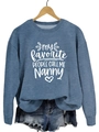 Détail du sweat-shirt bleu avec imprimé blanc My Favorite People Call Me Nanny en coton - Sweat-shirt Bleu (Police Blanche)