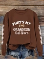 Détail d'un sweat de football marron foncé avec texte blanc et motif de rugby sur bois - S / café