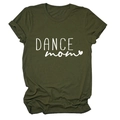 Dettaglio della t-shirt Dance Mom verde oliva con manica arrotolata e tessuto di cotone morbido - Verde Militare (Font Bianco)