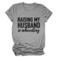 Detailansicht des Raising My Husband Aufdrucks auf meliertem grauem Baumwoll-T-Shirt - S / Dunkelgrau (Schwarze Schrift)