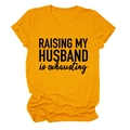 Detail eines gelben T-Shirts mit dem Aufdruck Raising My Husband Is Exhausting - S / Senfgelb (Schwarze Schrift)