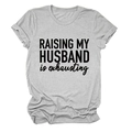 Détail de l'imprimé 'Raising My Husband' sur un t-shirt gris à col rond en coton - Gris Clair (Police Noire)