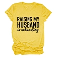Détail du t-shirt jaune avec l'inscription Raising My Husband is exhausting imprimée - Jaune (Police Noire)
