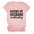 Détail du t-shirt rose avec texte 'RAISING MY HUSBAND' et revers aux manches - Rose (Texte Noir)