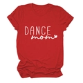 Dettaglio della maglietta rossa Dance Mom con scritte bianche e bordi delle maniche arrotolati - Rosso (Carattere Bianco)