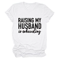Détail de l'imprimé Raising My Husband sur un t-shirt en coton blanc avec revers - Blanc (Police Noire)