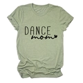 Dettaglio ravvicinato della stampa DANCE mom e cuore sulla t-shirt casual verde fagiolo - Verde Oliva (Font Nero)
