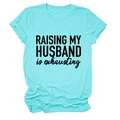 Gros plan de l'imprimé RAISING MY HUSBAND is exhausting sur un t-shirt en coton bleu - Bleu Eau Profonde (Police Noire)