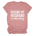 T-shirt rose à manches courtes pour femmes avec inscription RAISING MY HUSBAND en blanc - Or Rose (Police Blanche)