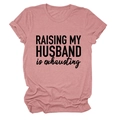 Détail d'un t-shirt rose à col rond avec le slogan Raising My Husband imprimé - Or Rose (Police Noire)