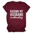 Détail d'un t-shirt bordeaux avec texte Raising My Husband et manches à revers souples - Rouge Vin (Police Blanche)