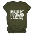 Détail du t-shirt vert armée avec l'inscription blanche RAISING MY HUSBAND IS EXHAUSTING - Vert Armée (Police Blanche)