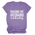 Détail du t-shirt violet avec impression de texte Raising My Husband is Exhausting - Violet (Police Blanche)