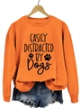 Felpa arancione a girocollo con stampa nera Easily Distracted By Dogs e motivi a zampa - S / Felpa Arancione (Carattere Nero)