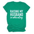 Gros plan du lettrage Raising My Husband sur un t-shirt vert aux manches roulées - Vert Foncé (Police Blanche)