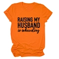 Détail du t-shirt orange avec impression noire Raising My Husband is Exhausting en coton - Orange (Police Noire)
