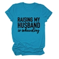 Gros plan du t-shirt bleu paon avec texte imprimé Raising My Husband et manches retroussées - Bleu Lac (Police Noire)