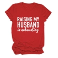 Détail du t-shirt rouge en coton avec slogan blanc RAISING MY HUSBAND IS EXHAUSTING imprimé - Rouge (Police Blanche)