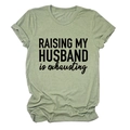 Gros plan du slogan humoristique sur un t-shirt vert à manches courtes pour femmes - Vert Olive (Police Noire)