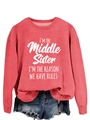 Détail d'un sweat-shirt rouge corail à manches longues avec texte I'm the middle sister - S / Rouge (Police Blanche)