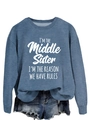 Détail du sweat à slogan bleu montrant le col rond côtelé et la texture du coton - S / Bleu (Police Blanche)