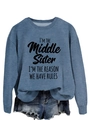 Détail du sweat-shirt bleu avec le slogan imprimé I'm the Middle Sister dessus - S / Bleu (Police Noire)