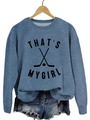 Sweat-shirt bleu denim avec imprimé That's My Girl et motifs de bâtons de hockey - Bleu (Police Noire)