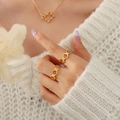 Anello a cerchio cavo e collana geometrica placcata oro 18k su una modella femminile - Taglia 7 (Regolabile) / Oro
