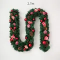 Ghirlanda di Natale 2,7m con palline rosse, pigne e regali su sfondo bianco - Stile 2.7m / Rosso