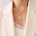 Collar con colgante de retrato irregular y cadena gruesa de oro en traje blanco - Dorado