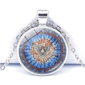 Detalle del collar con colgante de paloma en vitral y mosaico colorido en cadena de plata - Estilo Paloma Espíritu Santo Radiante Multicolor (JY008598-11)