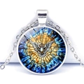 Detalle del colgante plateado redondo con paloma de vidriera y motivo de rayos solares - Estilo Paloma Radiante Azul y Naranja (JY008598-6)