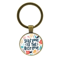 Dettaglio di un portachiavi in bronzo con citazione floreale 'SELF LOVE IS THE BEST LOVE' - Bronzo Antico-Self Love Best Love (JY008619)