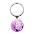 Vista dettagliata di un portachiavi in vetro rotondo con acquerello viola e citazione - Argento-Just Be You Acquerello (JY008619)