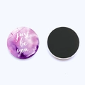 Dettaglio magnete da frigo rotondo in vetro con citazione 'Just be you' e base magnetica - Acquerello Viola Just Be You (JY008621-10)