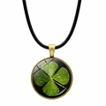 Détail d'un pendentif trèfle en bronze avec pierre de verre sur cordon en cire noire - Style Goutte de Rosée Bronze (JY008637-Bronze6)
